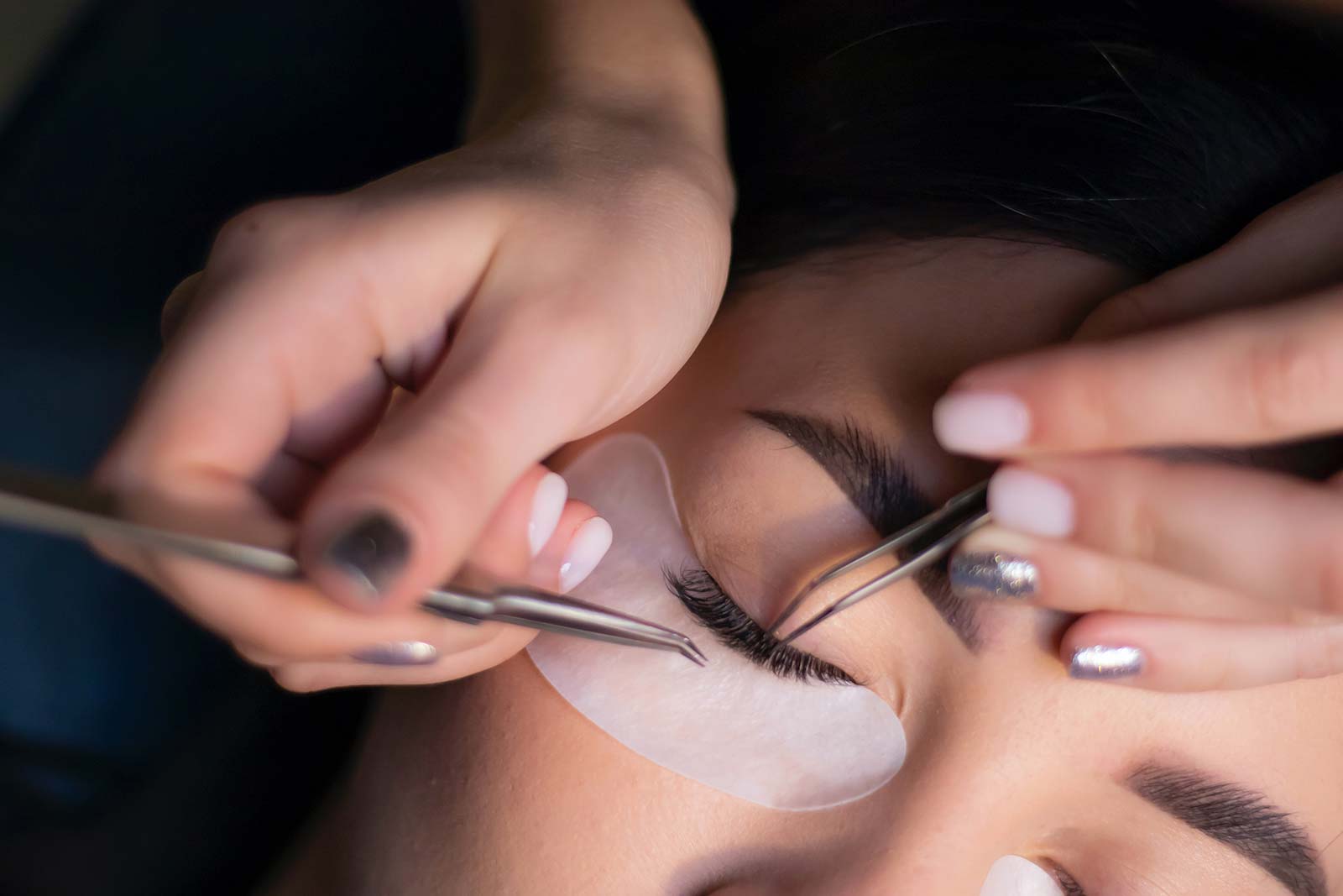 A Sydney Eyelash Technician applying Eyelash Extensions